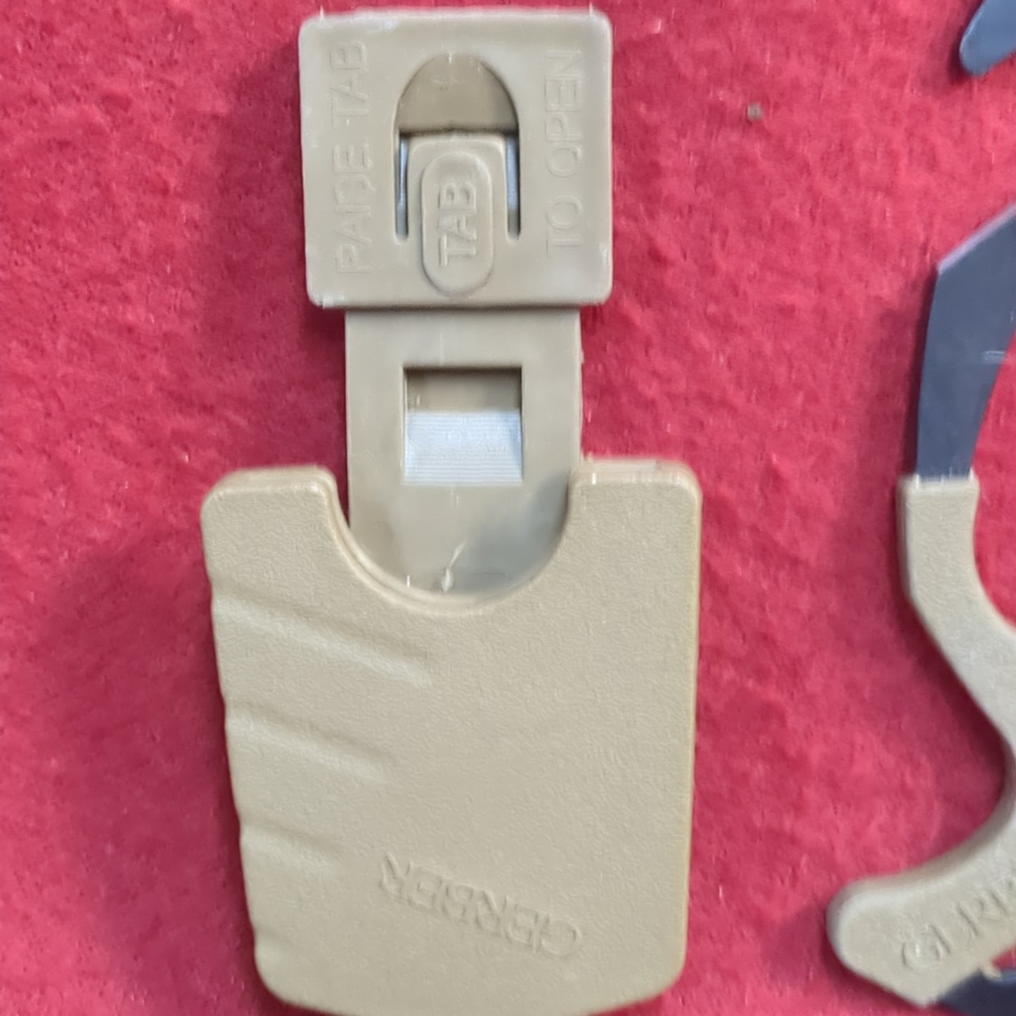 gerber rescue hook seatbelt strap cutter glass breaker case malice belt clip used (06cc- ca9-yam123)