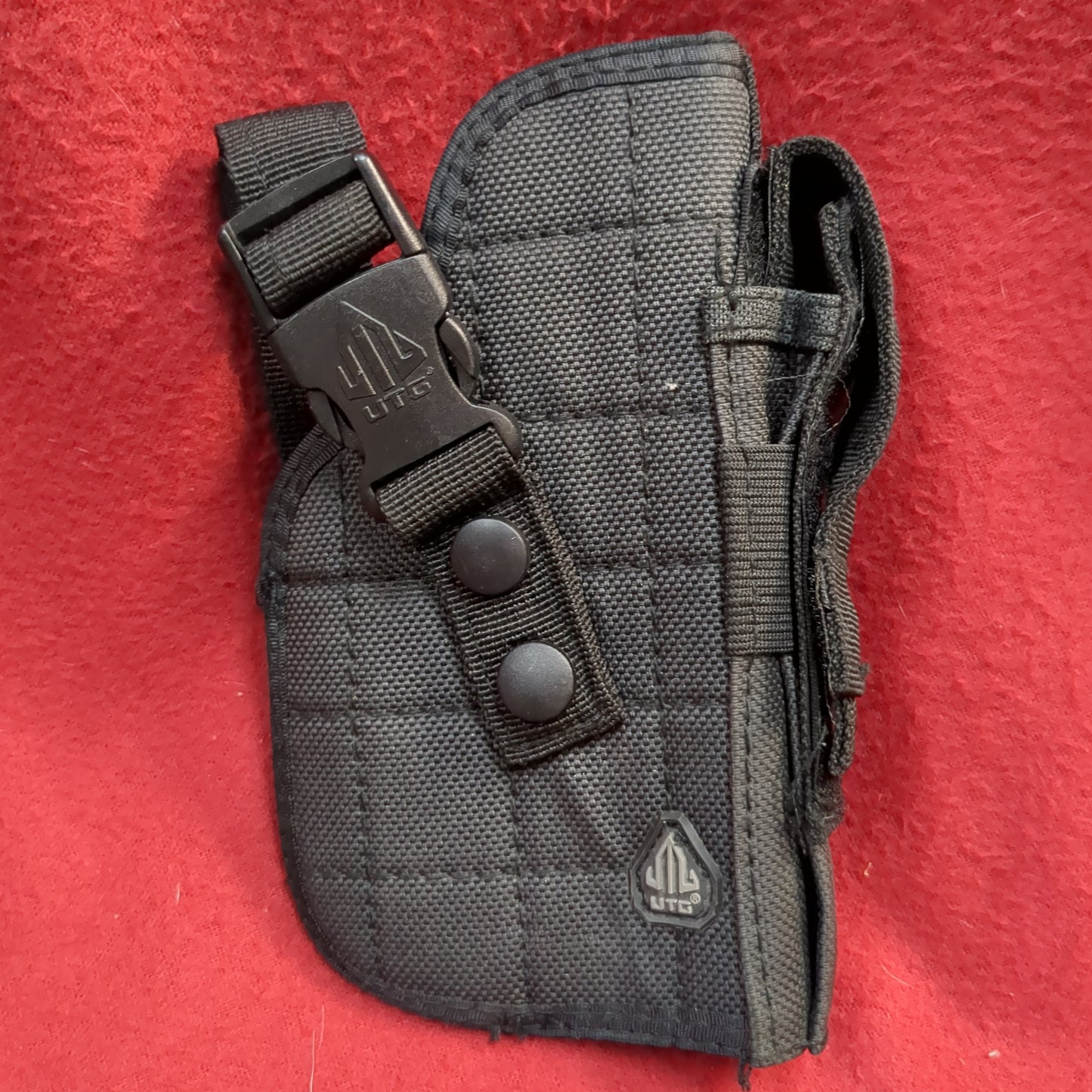 UTG right hand holster black used (31cr- ca6-enu56)