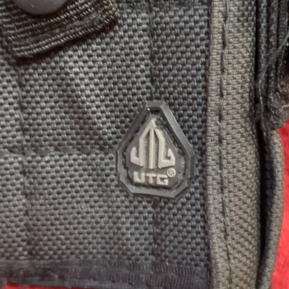 UTG right hand holster black used (31cr- ca6-enu56)