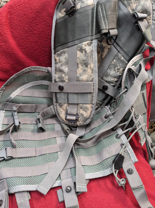 US ARMY ACU/UCP CAMOUFLAGE MOLLE MEDIC WEBBING LOAD BEARING VEST  (01cr- ca14-GUA34)