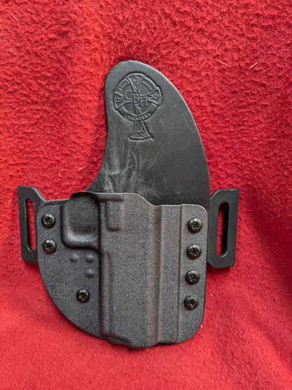 Cross Breed Holsters Right Hand 4.25" Black Used (FB17-GUA66)