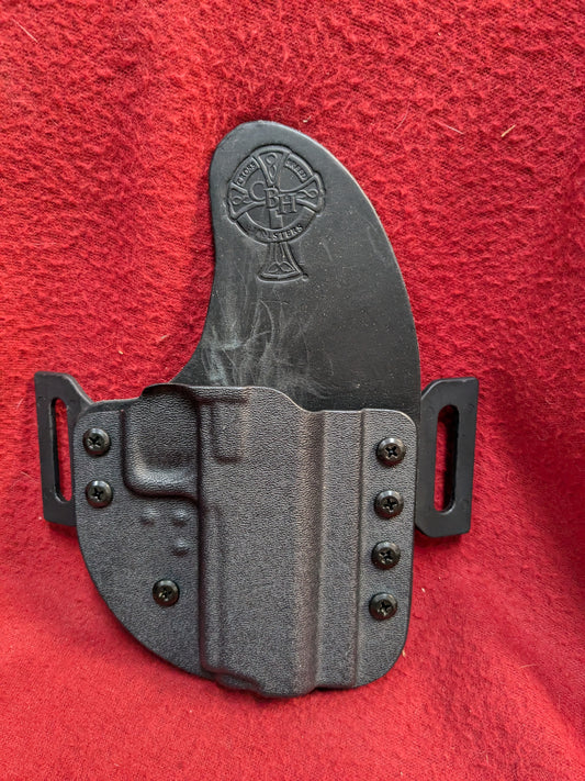 Cross Breed Holsters Right Hand 4.25" Black Used (FB17-GUA66)