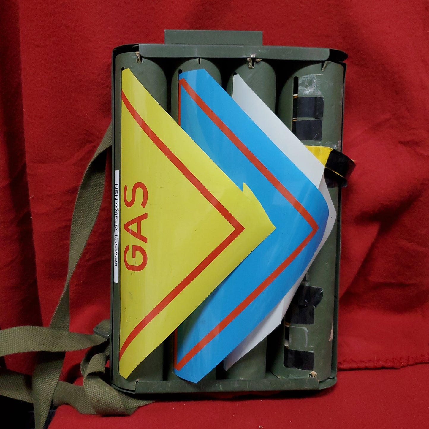 VINTAGE US Army Marking Flags in Tube Case Straps Used (29s-ac12-19)