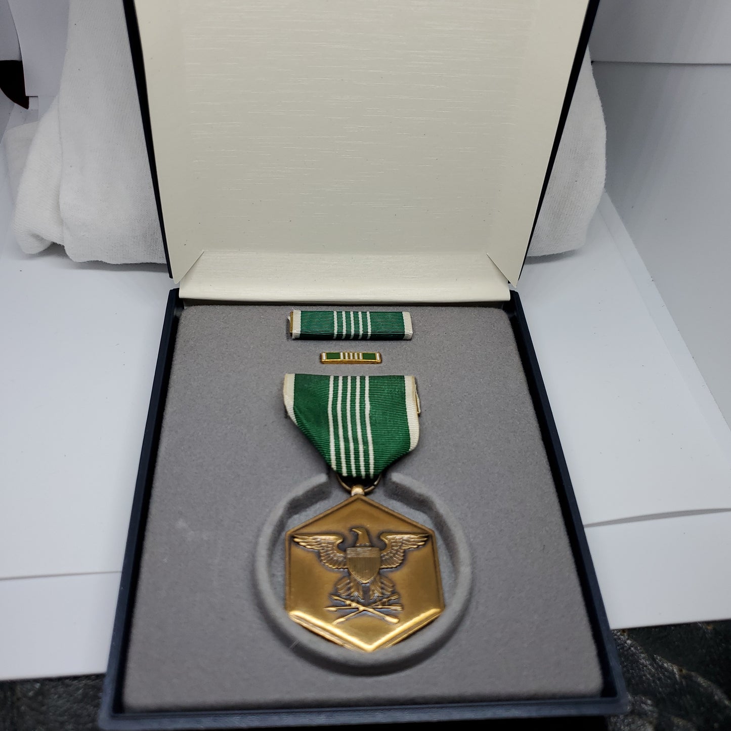 VINTAGE US Army Armed Forces "FOR MILITARY MERIT" Medal Ribbon Lapel Pin Box Set (wkrp4)