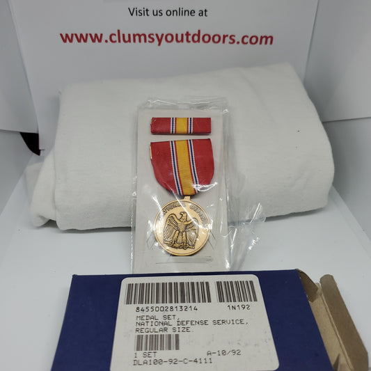 VINTAGE US Army A-10/92 National Defense Service Medal Ribbon Lapel Pin Box Set (wkrp6)