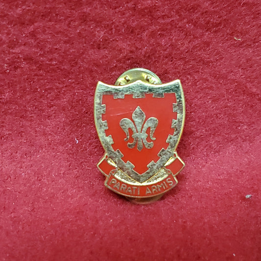 VINTAGE US 117th Field Artillery "PARATI ARMIS" Pin Crest DUI Unit (01o42)
