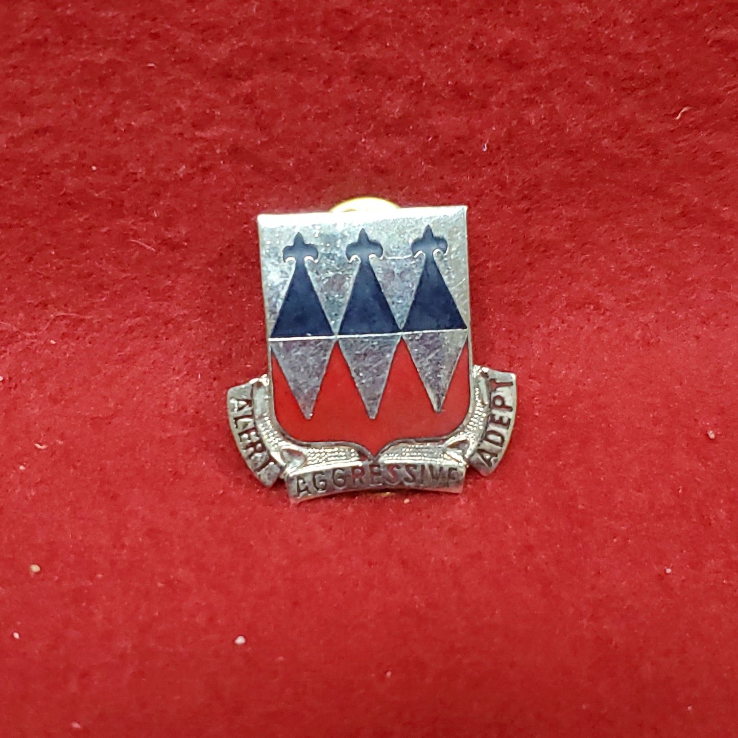 VINTAGE US 1138th (OBS) Engineer Battalion "ALERT AGGRESSIVE ADEPT" Pin Crest DUI Unit (01o45)