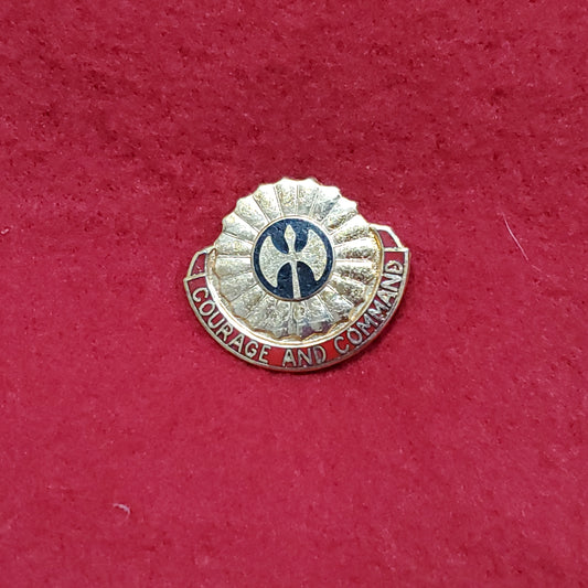 VINTAGE US 212th Field Artillery Brigade Distinctive "COURAGE AND COMPANY" Pin Crest DUI Unit (01o47)