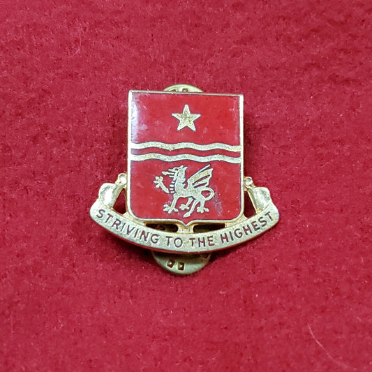 VINTAGE US 30th Field Artillery Regiment "STRIVING TO THE HIGHEST" Pin Crest DUI Unit (01o53)