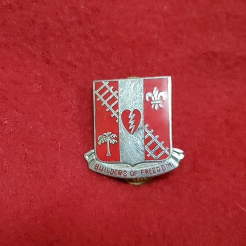 VINTAGE Vulcan Japan US 44th Engineer Battalion "BUILDERS OF FREEDOM" Pin Crest DUI Unit (01o56)