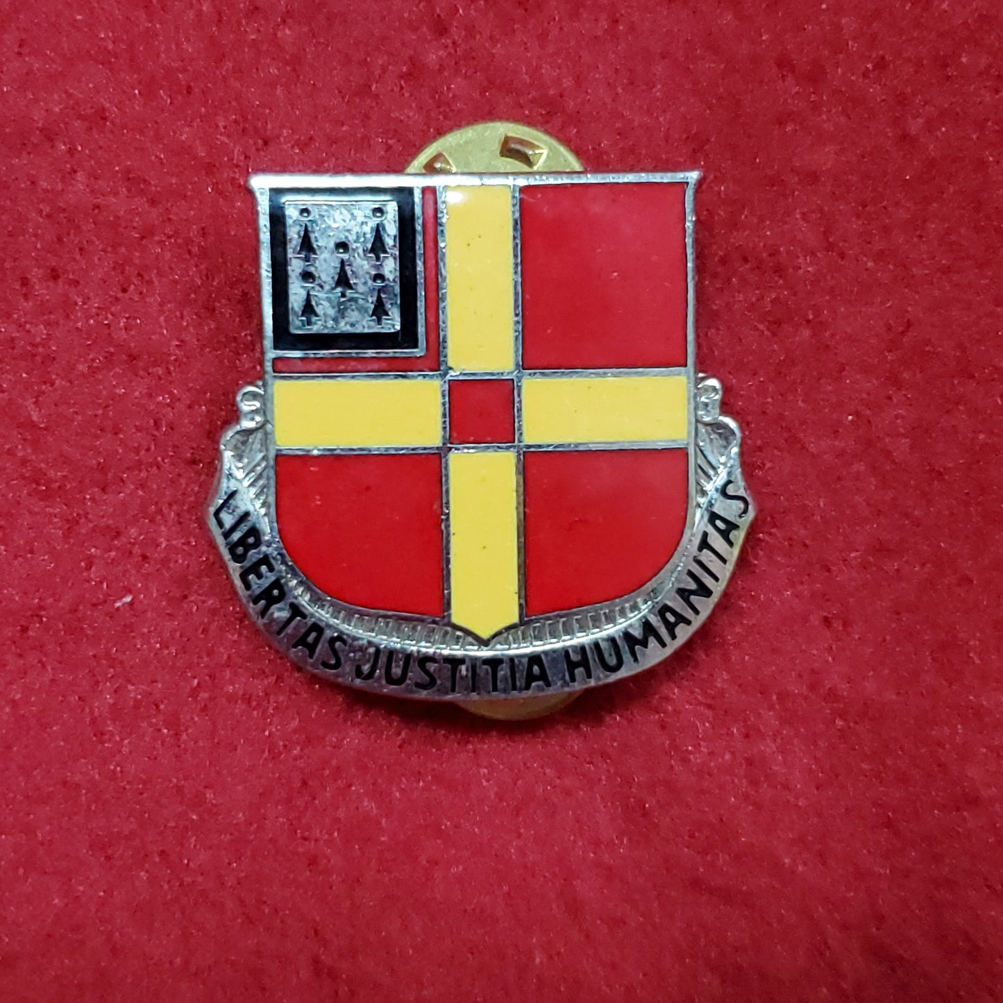 VINTAGE US 81st Field Artillery "LIBERTAS JUSTITIA HUMANITAS" Pin Crest DUI Unit (01o58)