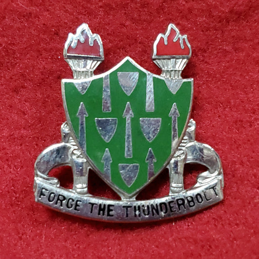 VINTAGE US Armor School "FORGE THE THUNDERBOLT" Pin Crest DUI Unit (01o73)