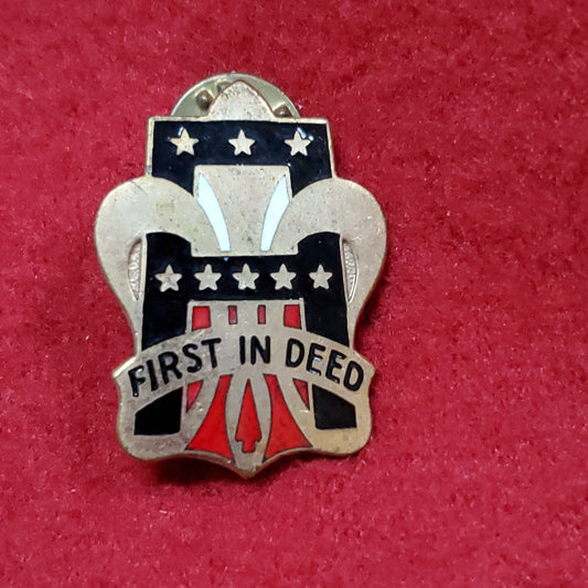 VINTAGE US 1st Army "FIRST IN DEED" Pin Crest DUI Unit (01o79)