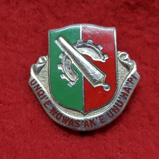 VINTAGE US 126th Ordinance Battalion "UNIQ'E WOWAS'AK'E UNU'HA'PI" Pin Crest DUI Unit (01o84)