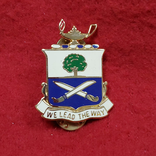 VINTAGE US 29th Infantry Regiment "WE LEAD THE WAY" Pin Crest DUI Unit (01o93)