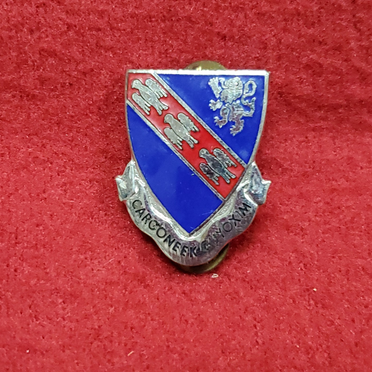 VINTAGE US 147th Armor Regiment "CARGONEEK GUYOXIM" Pin Crest DUI Unit (01o100)