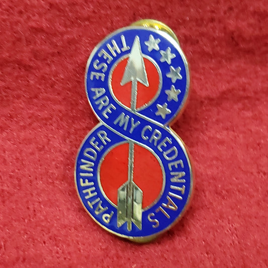 VINTAGE US 8th Infantry Regiment "PATHFINDER THESE AEE MY CREDENTIALS" Pin Crest DUI Unit (01o101)