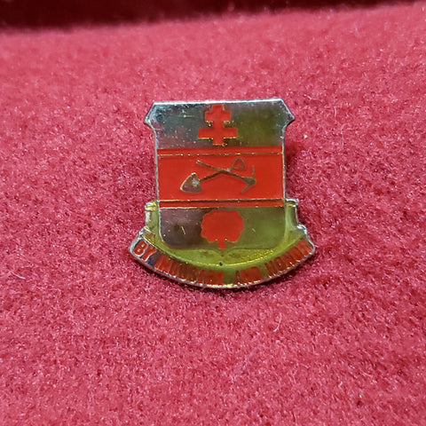 VINTAGE US 317th Engineer Battalion "BY INDUSTRY AND HONOR" Pin Crest DUI Unit (01o104)