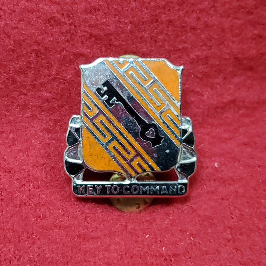 VINTAGE US 50th Signal Battalion "KEY TO COMMAND" Pin Crest DUI Unit (01o111)