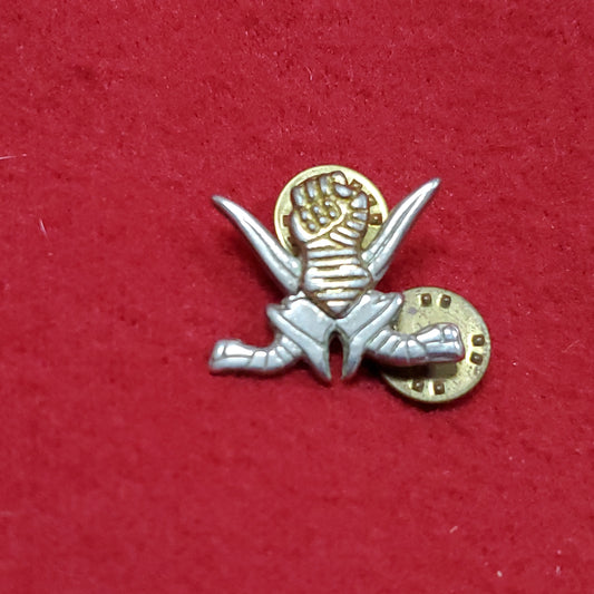 VINTAGE Malaysian Royal Armoured Corps Pin Crest DUI Unit (01o114)