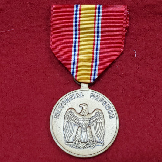 VINTAGE LIGI US Army NATIONAL DEFENSE MEDAL Lapel Bar Pin Crest DUI (02o2)