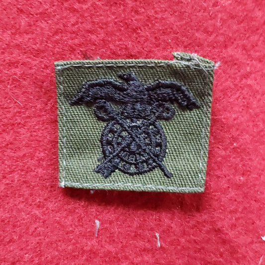 VINTAGE US Army QUARTERMASTER BADGE Sew On Vietnam OD Olive Drab Era BDU Woodland (04o10)