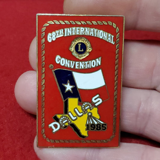 VINTAGE 1985 68th DALLAS Lions Club International Convention Pin (06o28)
