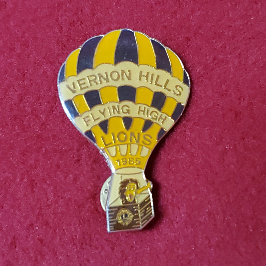 VINTAGE 1985 VERNON HILLS FLYING HIGH Lions Club International Convention Pin (06o41)