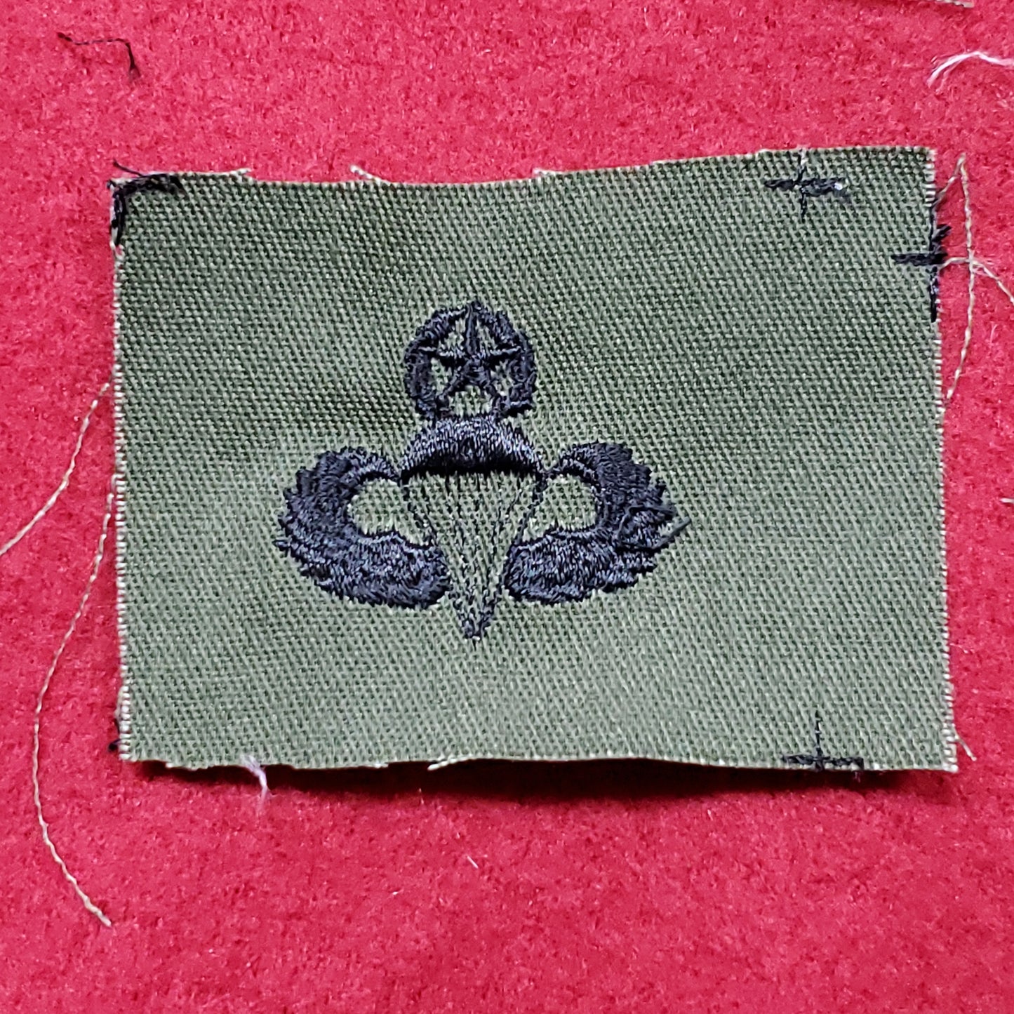 US Army MASTER PARACHUTIST JUMP WINGS Patch Sew On Subdued OD Black (bu05-jmp3)