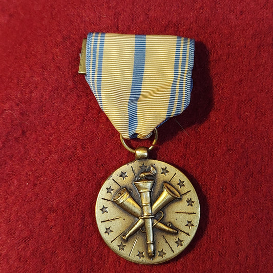 Vintage US Armed Forces Reserve Medal Army  (06o128)