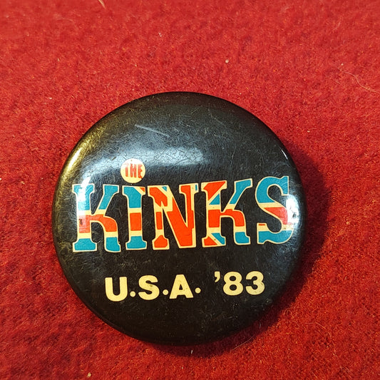 VINTAGE THE KINKS USA 1983  PIN (06o168)
