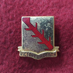 VINTAGE US Army 32nd ARMORED CAVALRY Unit Crest Pin (06o181)