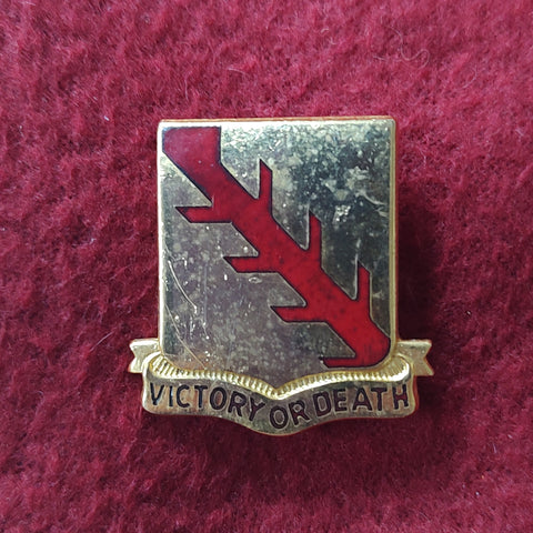 VINTAGE US Army 32nd ARMORED CAVALRY Unit Crest Pin (06o181)