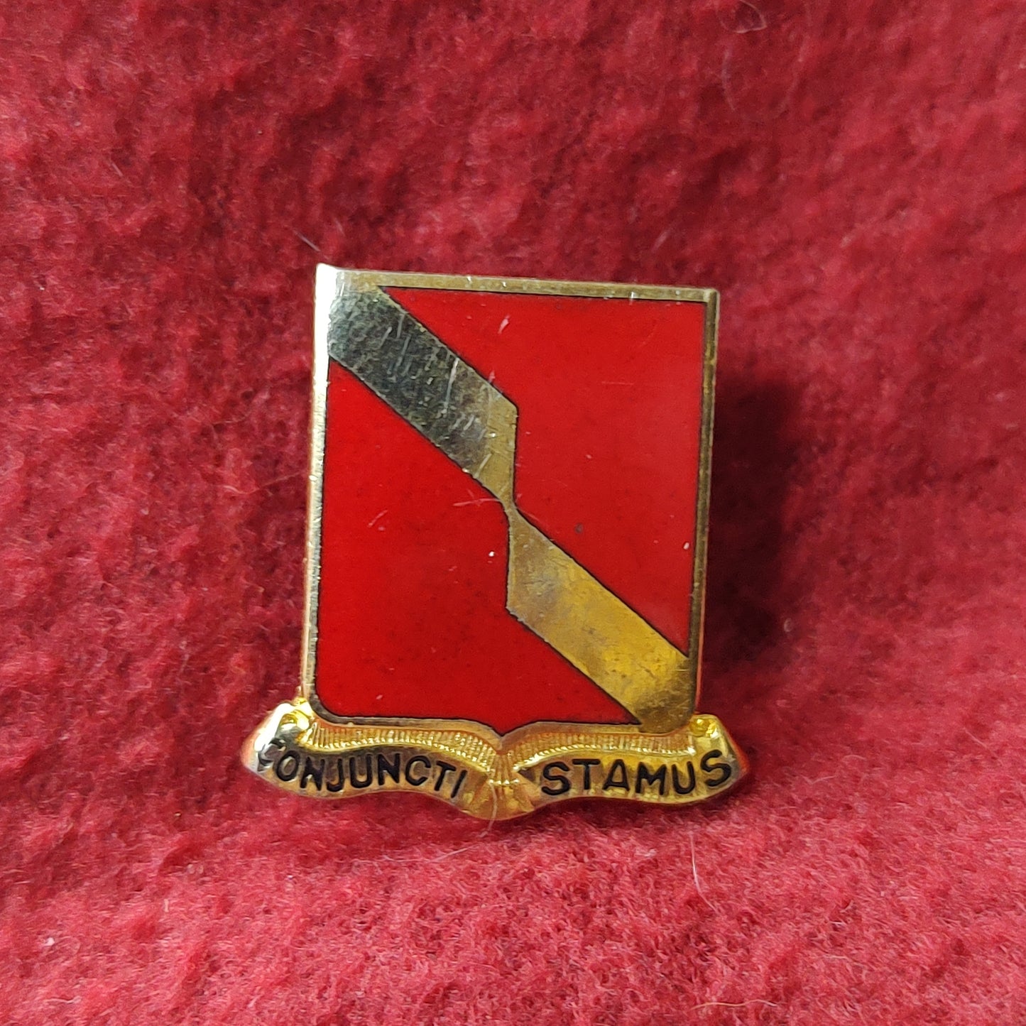 VINTAGE US Army 27th FIELD ARTILLERY Unit Crest Pin (11o2)