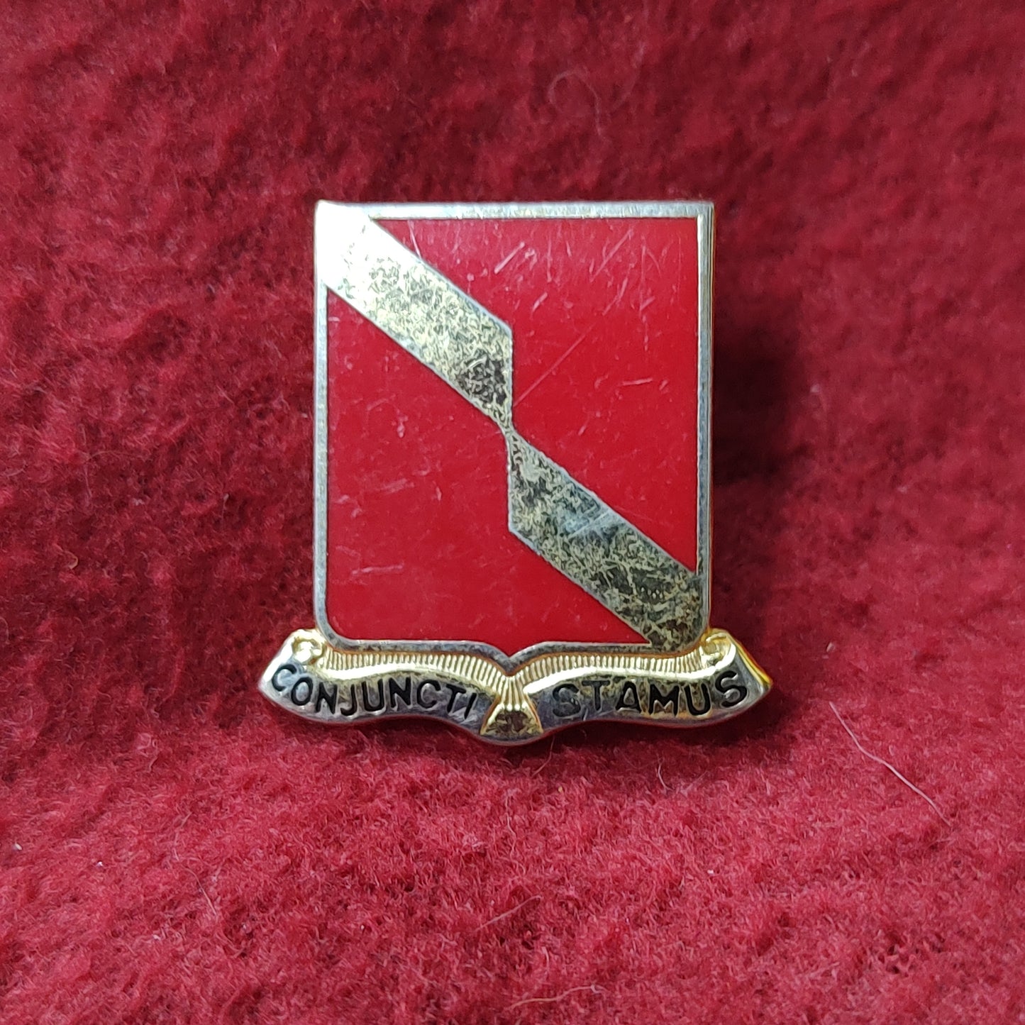 VINTAGE US Army 27th FIELD ARTILLERY Unit Crest Pin (11o3)