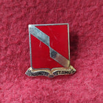 VINTAGE US Army 27th FIELD ARTILLERY Unit Crest Pin (11o5)