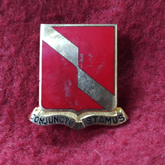 VINTAGE US Army 27th FIELD ARTILLERY Unit Crest Pin (11o6)