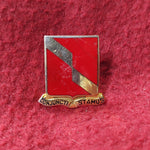 VINTAGE US Army 27th FIELD ARTILLERY Unit Crest Pin (11o10)