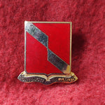 VINTAGE US Army 27th FIELD ARTILLERY Unit Crest Pin (11o12)