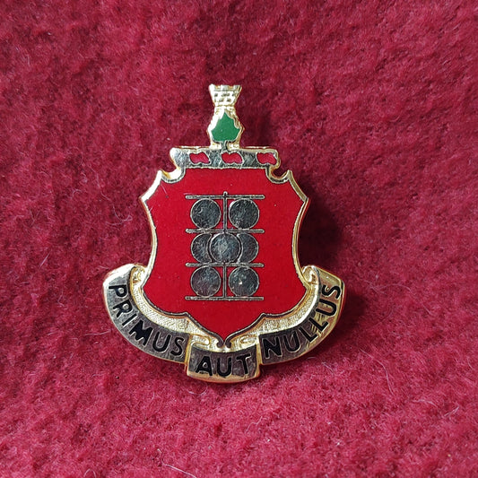 VINTAGE US Army 1st FIELD ARTILLERY Unit Crest Pin (11o21)