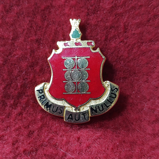 VINTAGE US Army 1st FIELD ARTILLERY Unit Crest Pin (11o22)
