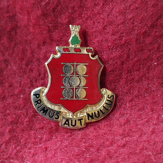 VINTAGE US Army 1st FIELD ARTILLERY Unit Crest Pin (11o24)