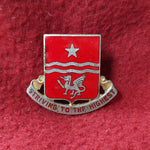 VINTAGE US Army 30th FIELD ARTILLERY Unit Crest Pin (11o38)