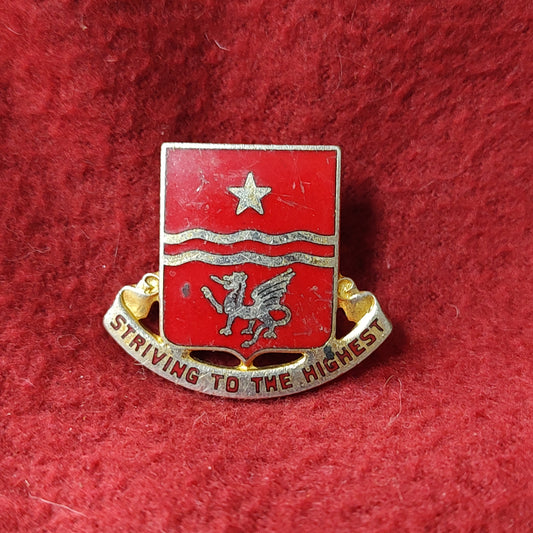 VINTAGE US Army 30th FIELD ARTILLERY Unit Crest Pin (11o39)