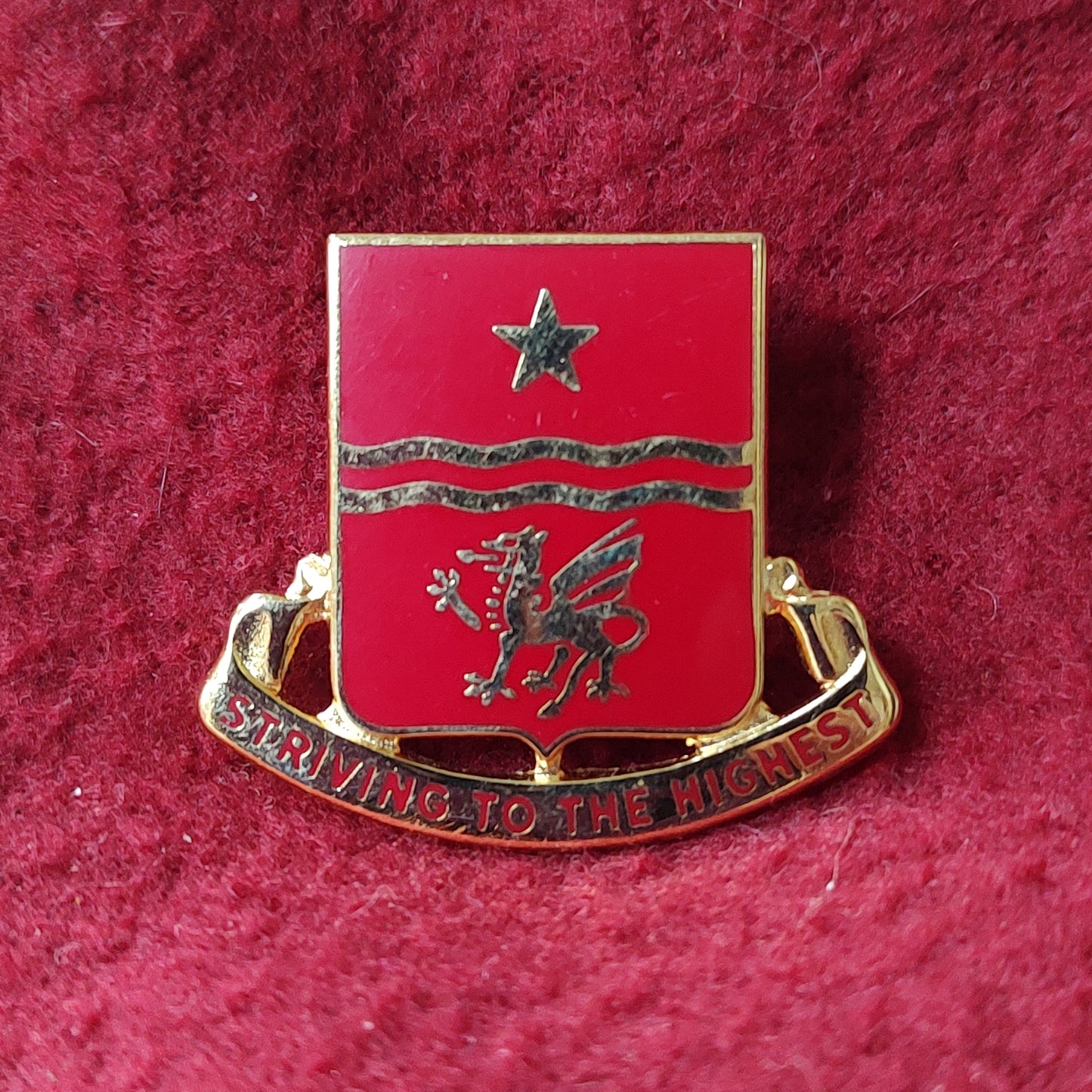 VINTAGE US Army 30th FIELD ARTILLERY Unit Crest Pin (11o40)