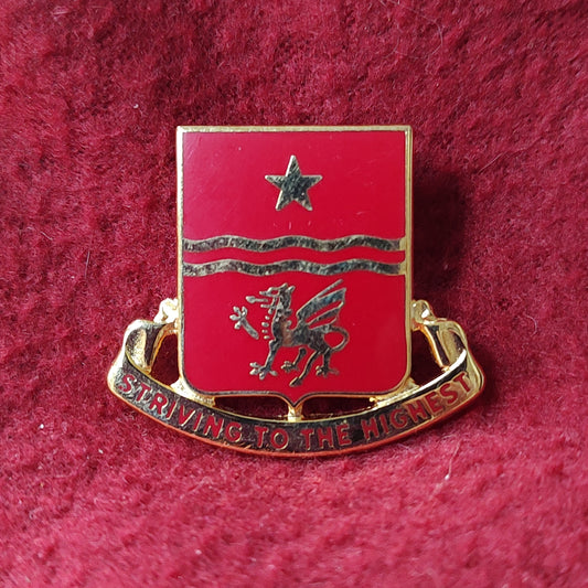 VINTAGE US Army 30th FIELD ARTILLERY Unit Crest Pin (11o40)