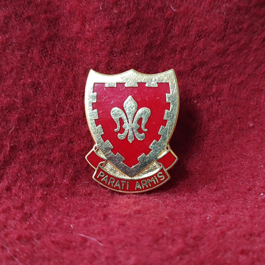 VINTAGE US Army 117th FIELD ARTILLERY Unit Crest Pin (11o44)