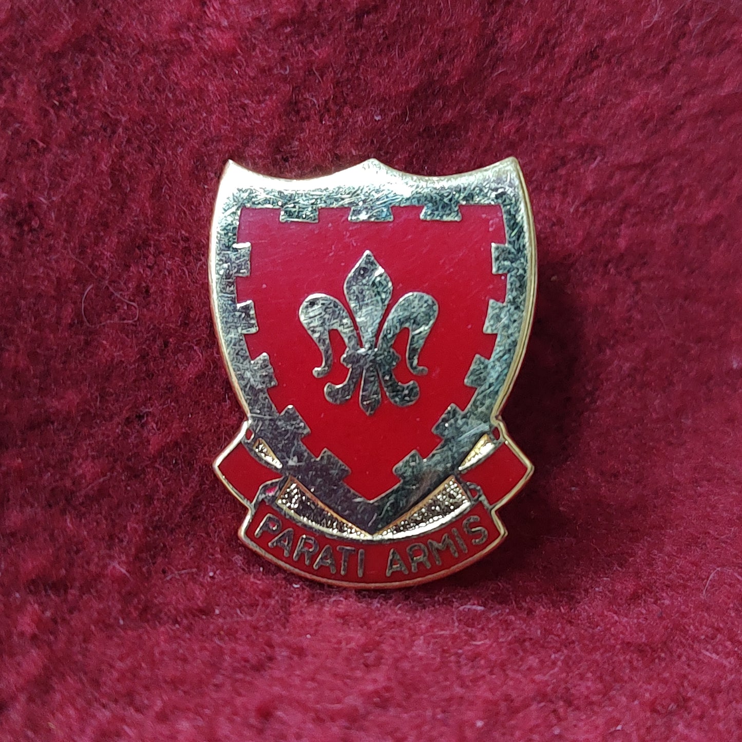 VINTAGE US Army 117th FIELD ARTILLERY Unit Crest Pin (11o45)