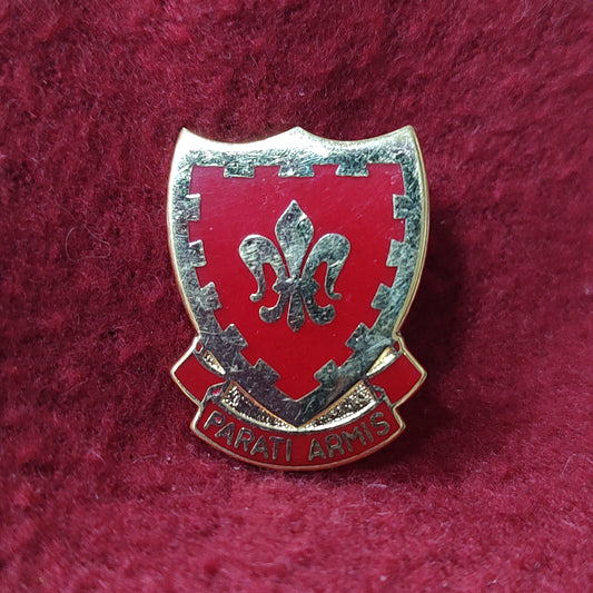 VINTAGE US Army 117th FIELD ARTILLERY Unit Crest Pin (11o45)