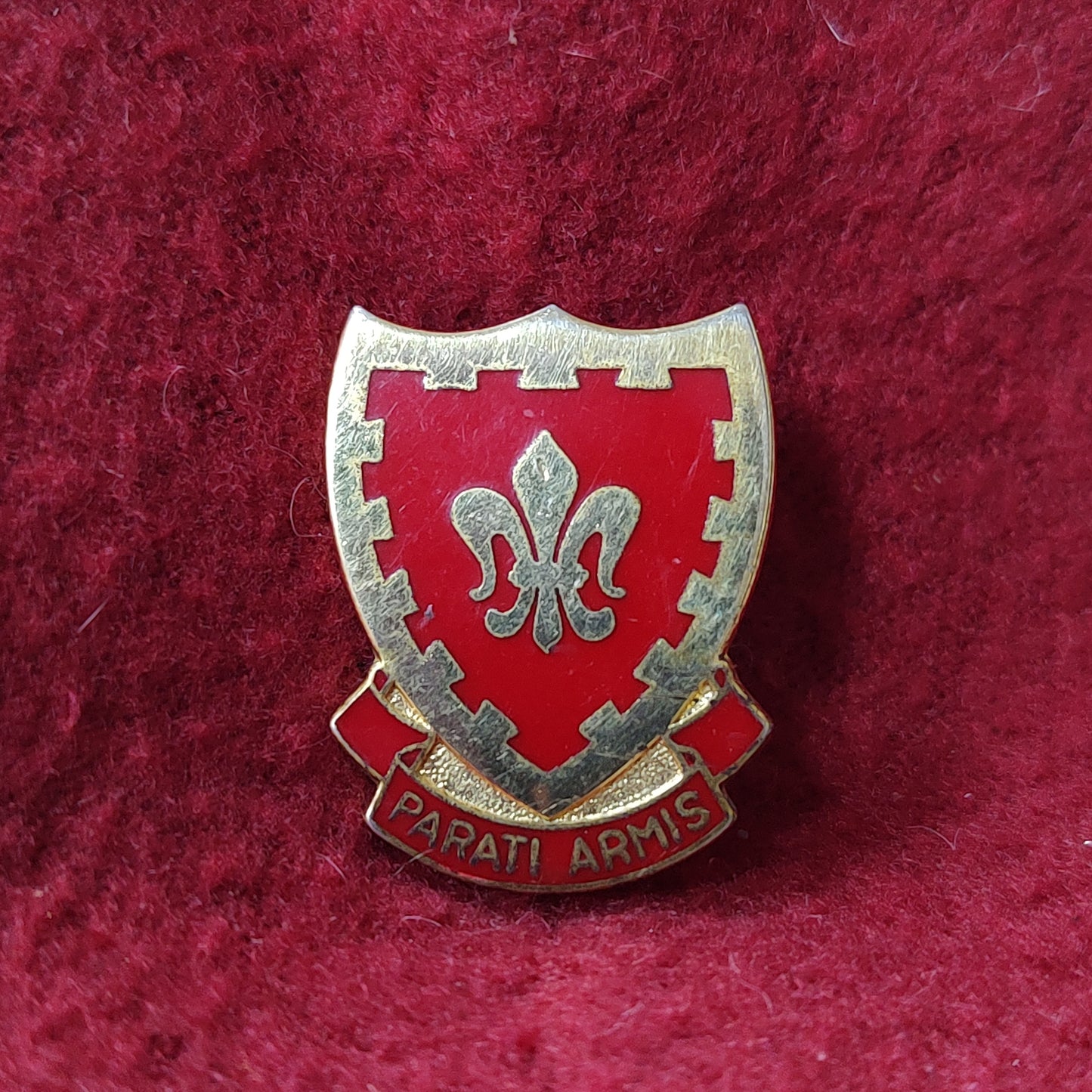 VINTAGE US Army 117th FIELD ARTILLERY Unit Crest Pin (11o46)